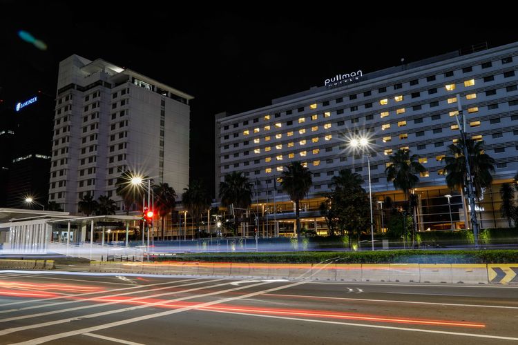Hotel Pullman Jakarta menyalakan lampu-lampu kamar hingga membentuk lambang hati berukuran besar, Senin (22/4/2020). Aksi ini sebagai bentuk dukungan dan apresiasi terhadap tenaga medis di tengah pandemi Covid-19.