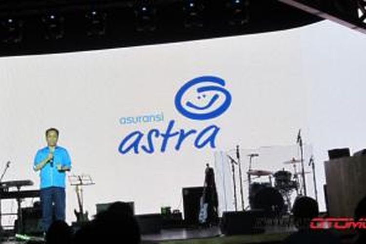 Santosa, CEO Asuransi Astra Buana, meresmikan logo baru perusahaan, di Jakarta, Selasa (22/4/2014). 