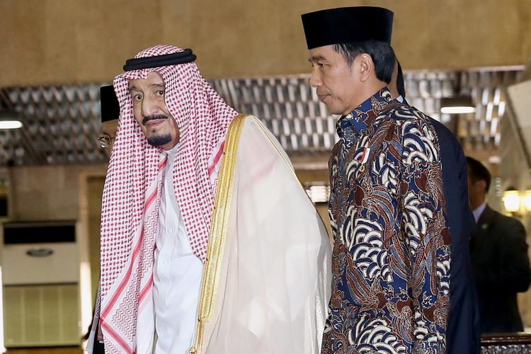 Raja Arab Saudi Salman bin Abdulaziz al-Saud dan Presiden Joko Widodo saat memasuki Masjid Istiqlal, Jakarta Pusat, Kamis (2/3/2017). Kunjungan Raja Salman ke Indonesia setelah 47 tahun lalu dalam rangka kerjasama bilateral Indonesia - Arab Saudi.