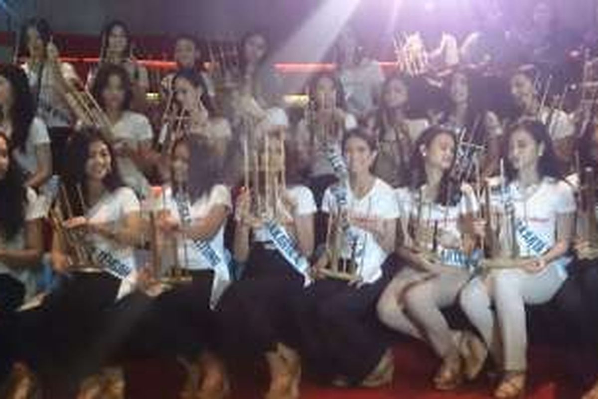 Para finalis Puteri Indonesia tahun 2016 belajar memainkan angklung bersama