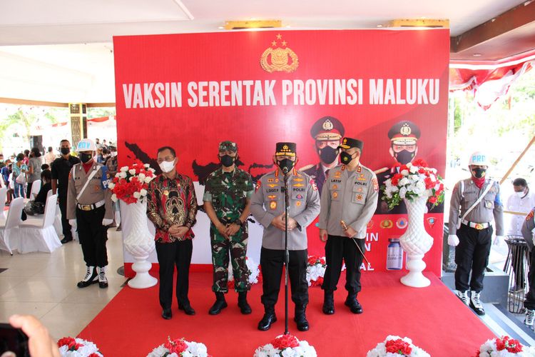 Kapolri Jenderal Polisi Listyo Sigit Prabowo didampingi Wakil Gubernur Maluku Barnabas Orno, Pangdam XVI Pattimura Mayjen TNI Richard Tampubolon, Kapolda Maluku Irjen Pol Lotharia Latif saat memberikan keterangan pers di Tribun Lapangan Merdeka Ambon, Jumat (14/1/2022)