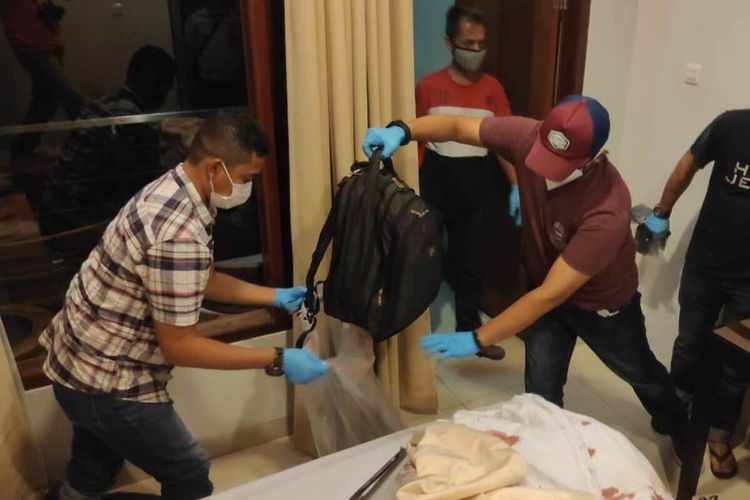 Sejumlah anggota polisi sedang mengamankan sejumlah barang dari dalam kamar hotel di Cianjur, Jawa Barat, Sabtu (4/7/2020). Di lokasi tersebut, seorang tamu hotel ditemukan tewas mengenaskan berlumuran darah.