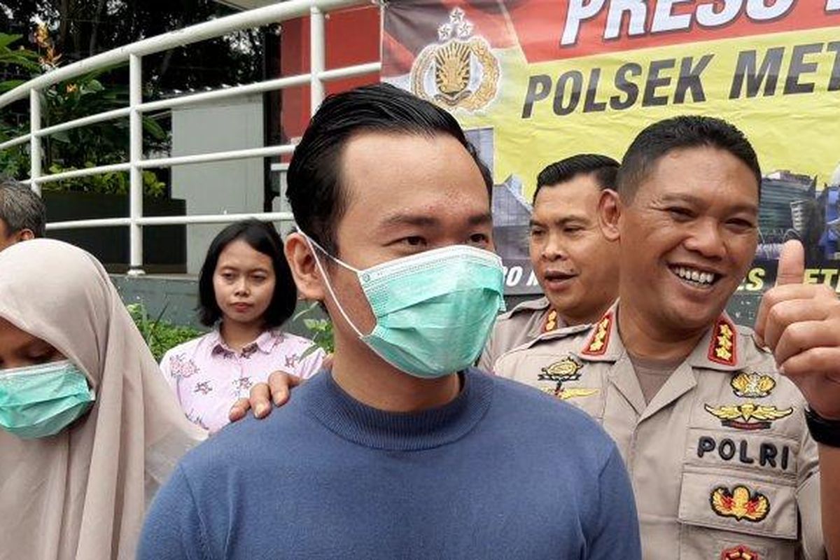 Tersangka rekayasa baku hantam, FG (pakai masker), dihadirkan polisi saat konferensi pers, di Pos Polisi Bundaran Hotel Indonesia, Jakarta Pusat, Rabu (19/2/2020)


