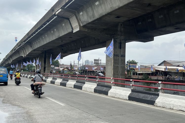 Bendera partai politik kembali terpasang di Jalan Sholeh Iskandar, Kota Bogor, Minggu (28/1/2024).