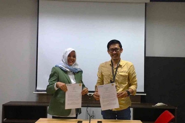 Kepala Program Studi S1 Ilmu Komunikasi Universitas Pembangunan Nasional Veteran Jakarta Dr. Fitria Ayuningtyas (kiri) bersama COO Kompasiana Nurulloh saat penandatanganan MoU, Rabu (01/02/2023), Jakarta.