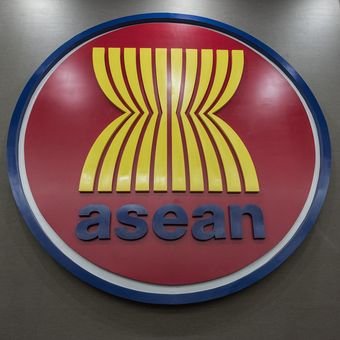 Logo Asosiasi Negara-negara Asia Tenggara (ASEAN) saat terpampang di Sekretariat ASEAN di Jakarta, Indonesia, 29 Juli 2025.