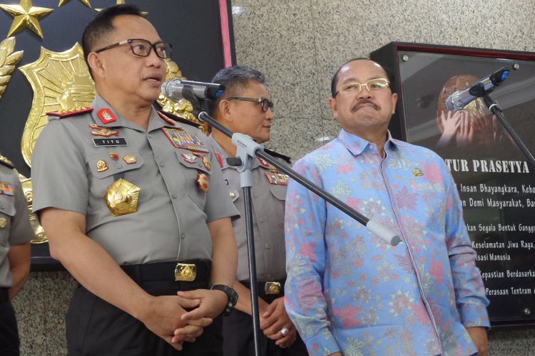 Kapolri Jenderal Pol Tito Karnavian bersama Ketua Ombudsman RI Amzulian Rifai dalam konferensi pers di Mabes Polri, Jakarta, Rabu (3/1/2018).