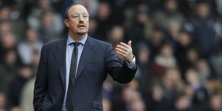 Foto dokumen pada 1 Desember 2012 ketika Rafael Benitez masih berstatus manajer sementara Chelsea saat menyaksikan timnya melawan West Ham United di Upton Park dalam lanjutan Premier Leaague. Kini Benitez kembali ke Premier League sebagai manajer baru Newcastle United, yang menunjuknya pada Jumat (11/3/2016).