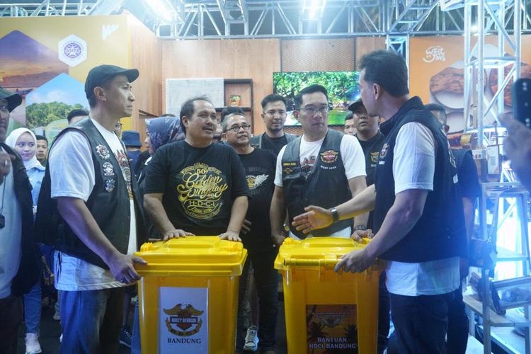 Harley Davidson Club Indonesia (HDCI) menyumbangkan puluhan tempat sampah untuk mendukung kebersihan destinasi wisata di Jawa Barat dalam kegiatan 50th Golden Wing Day 33th Motor Harley Davidson Club Indonesia (HDCI) Anniversary di Gedung Sate, Bandung, Jumat (26/5/2023).