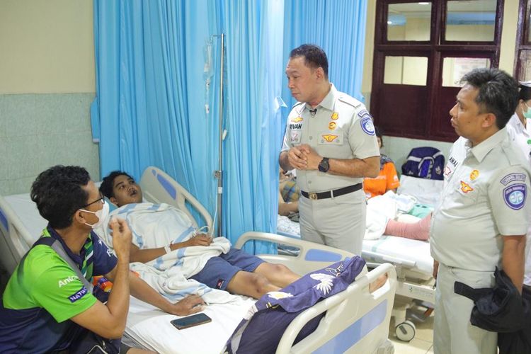 Direktur utama (Dirut) Jasa Raharja Rivan A. Purwantono bertemu dengan korban kecelakaan lalu lintas di Rumah Sakut Umum Pusat (RSUP) Prof. Dr. R. D. Kandou Manado, Sulawesi Utara, pada Rabu (21/6/2023).