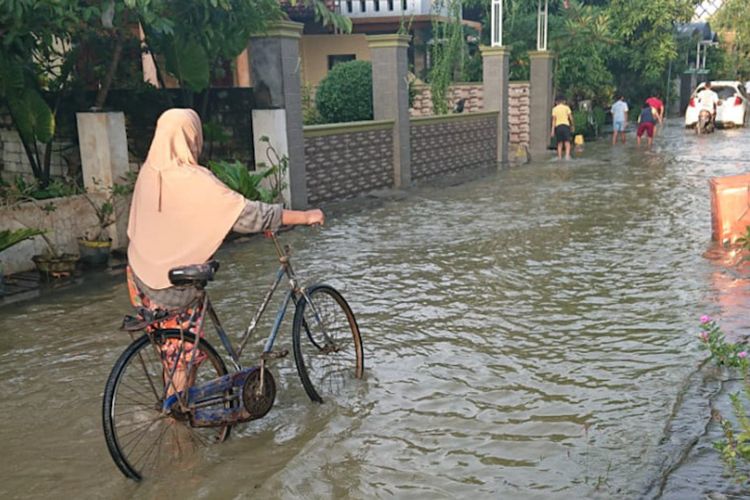 Akibat tanggul kembali ambrol, air menggenangi perkampungan di Desa Tambakploso, Kecamatan Turi, Lamongan, Sabtu (27/11/2021).