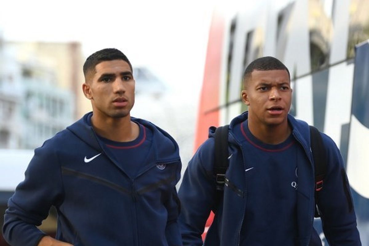 Kylian Mbappe (kanan) dan Achraf Hakimi (kiri) saat tiba di Stadion Parc des Princes menjelang laga lanjutan Liga Perancis kontra AS Monaco pada 28 Agustus 2022. Terkini, ada video yang menangkap percakapan mereka di ruang ganti pemain. Dalam video itu, Mbappe terdengar menuntut Hakimi untuk memberikan bola kepadanya.
