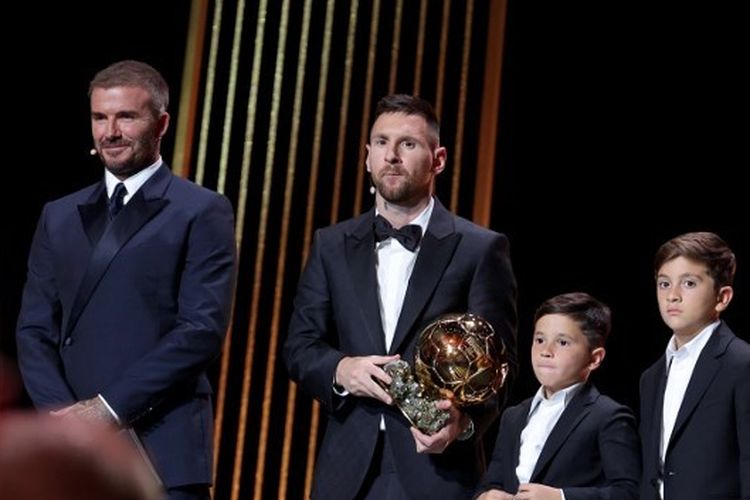 Pemilik Inter Miami, David Beckham (kiri), saat mendampingi Lionel Messi di podium Ballon d'Or 2023. Messi tampil sebagai pemenang Ballon d?Or 2023 dalam acara penganugerahan yang digelar di Theatre du Chatelet, Paris, Perancis, pada Selasa (31/10/2023) dini hari WIB.