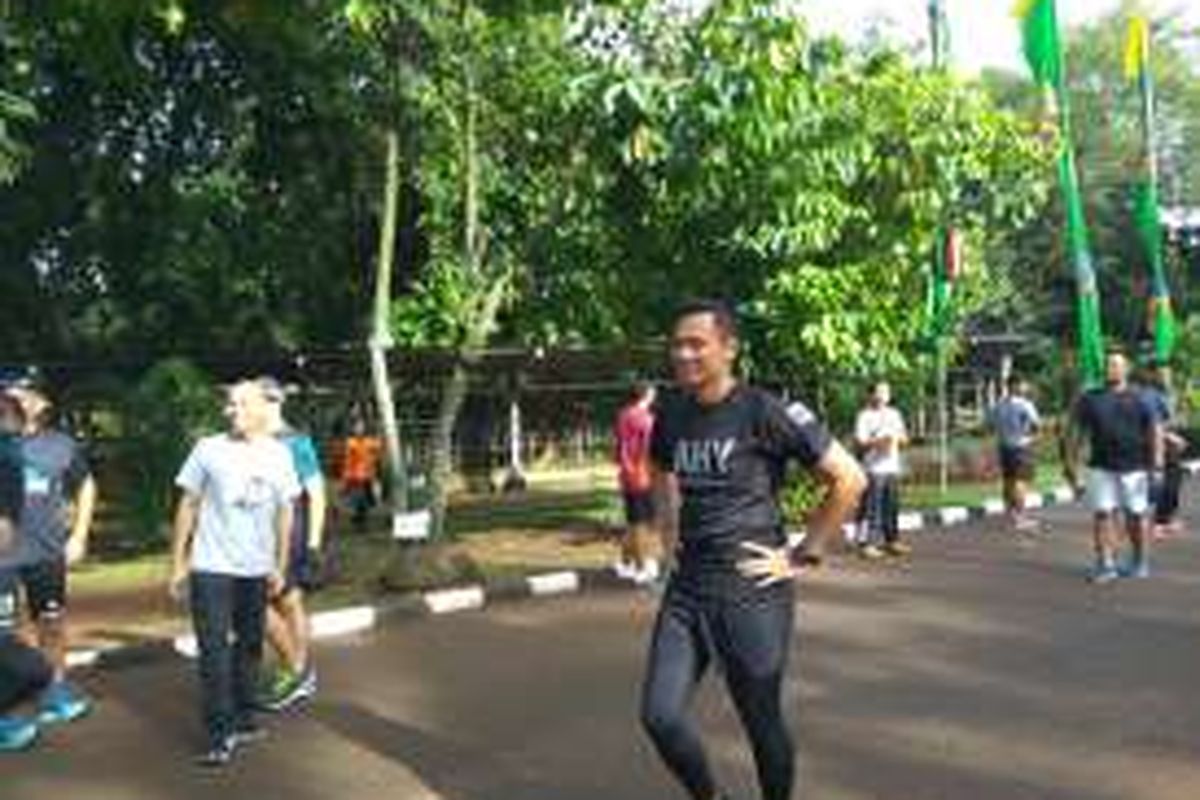 Bakal calon gubernur DKI Jakarta Agus Harimurti  Yudhoyono Minggu pagi (9/10/2016) lari mengelilingi Taman Margasatwa Ragunan bersama relawan dan tim kampanyenya.