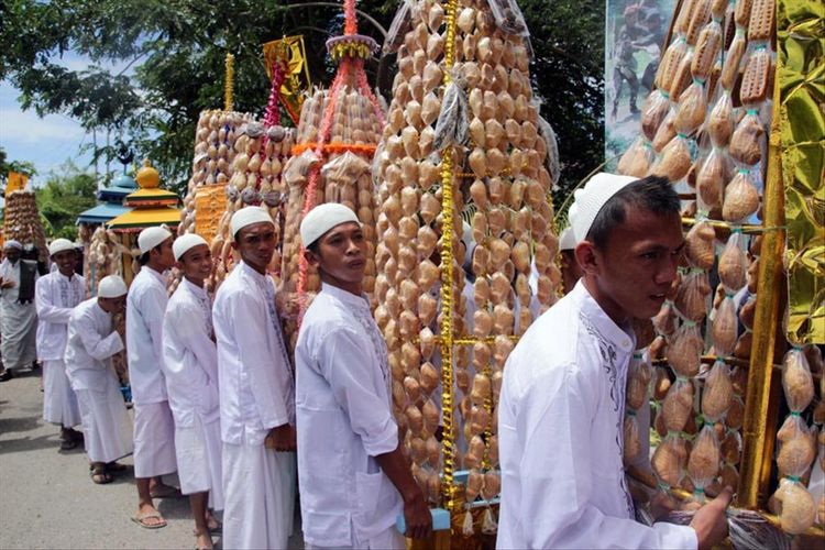 Walima, perayaan maulid Nabi Muhammad di desa Bongo yang menyajikan arak-arakan kue kolombengi diusung dalam Tolangga.