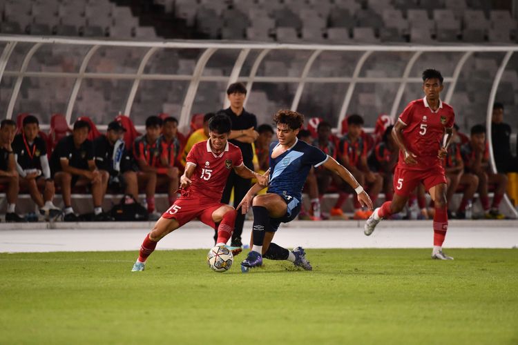 Pemain timnas U20 Indonesia, MUh Dzaki Asraf, berebut bola dengan pemain Guatemala dalam ajang mini turnamen internasional di Stadion Utama Gelora Bung Karno, Selasa (21/2/2023) malam WIB. Artikel ini berisi jadwal Piala Asia U20 2023.
