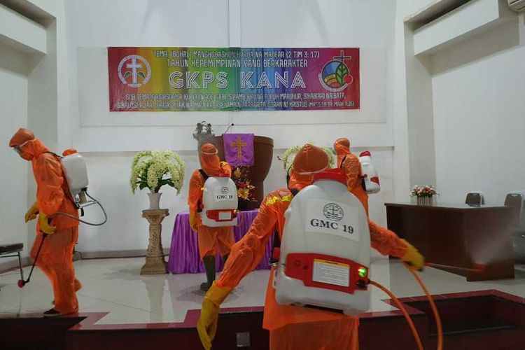 Angel dan relawan Gereja Melawan Covid-19 (GMC) menyemprotkan desinfektan di rumah ibadah di kawasan Jakarta