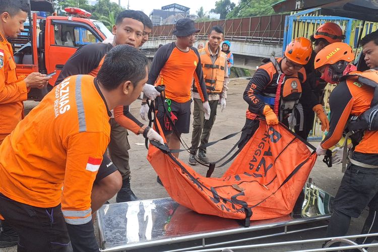Bocah laki-laki berinisial MDF (9) yang tenggelam di Kali Ciliwung, Jatinegara, Jakarta Timur, ditemukan dalam keadaan tewas, Rabu (29/11/2023), di Pintu Air Manggarai, Jakarta Pusat.