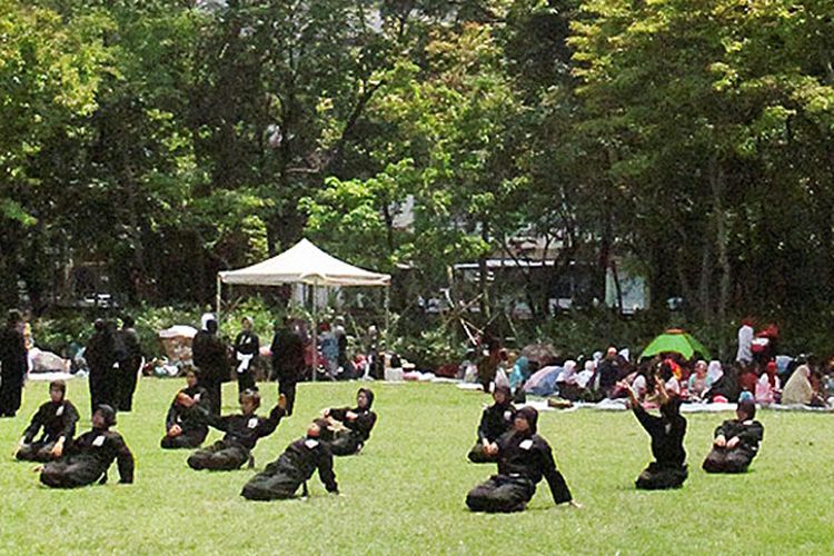 Victoria Park, Causeway Bay, Hongkong, seakan menjadi milik para buruh migran Indonesia saat libur kerja hari Minggu. Ada yang memanfaatkan waktu dengan duduk dan ngobrol, ada pula yang mengisi waktu untuk berlatih seni bela diri pencak silat. 