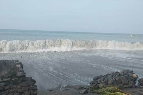 Gelombang Tinggi di Pulau Buru Dipicu Siklon Tropis Kammuri di Filipina