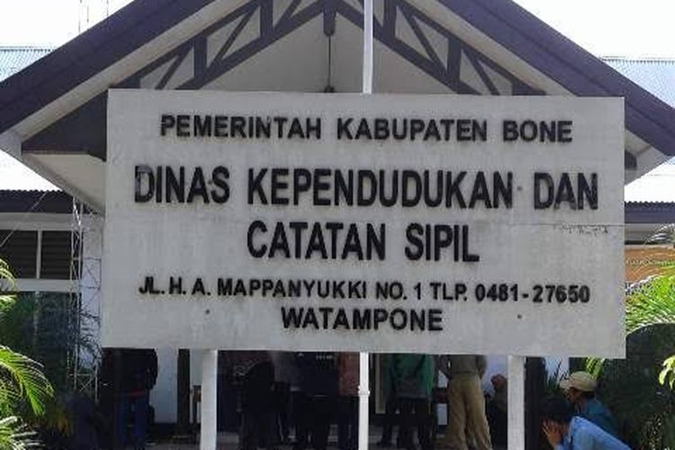 Ribuan warga di Kabupaten Bone, Sulawesi Selatan mengatri di kantor dinas kependudukan dan pencatatan sipil (Disdukcapil) guna mengurus KTP. Selasa, (13/2/2024).