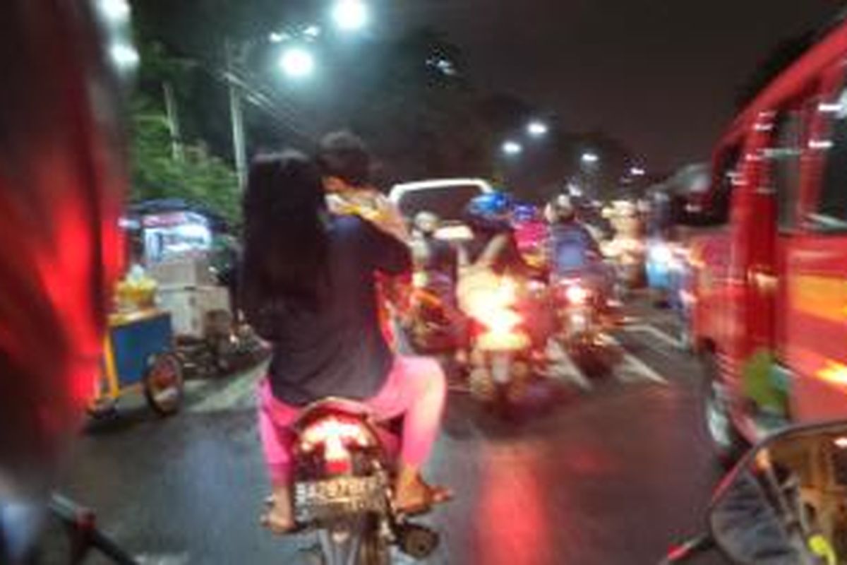 Lalulintas yang mengarah ke arah Gambir, Jakarta Pusat, padat dengan kendaraan jelang malam pergantian tahun. Rabu (31/12/2014).