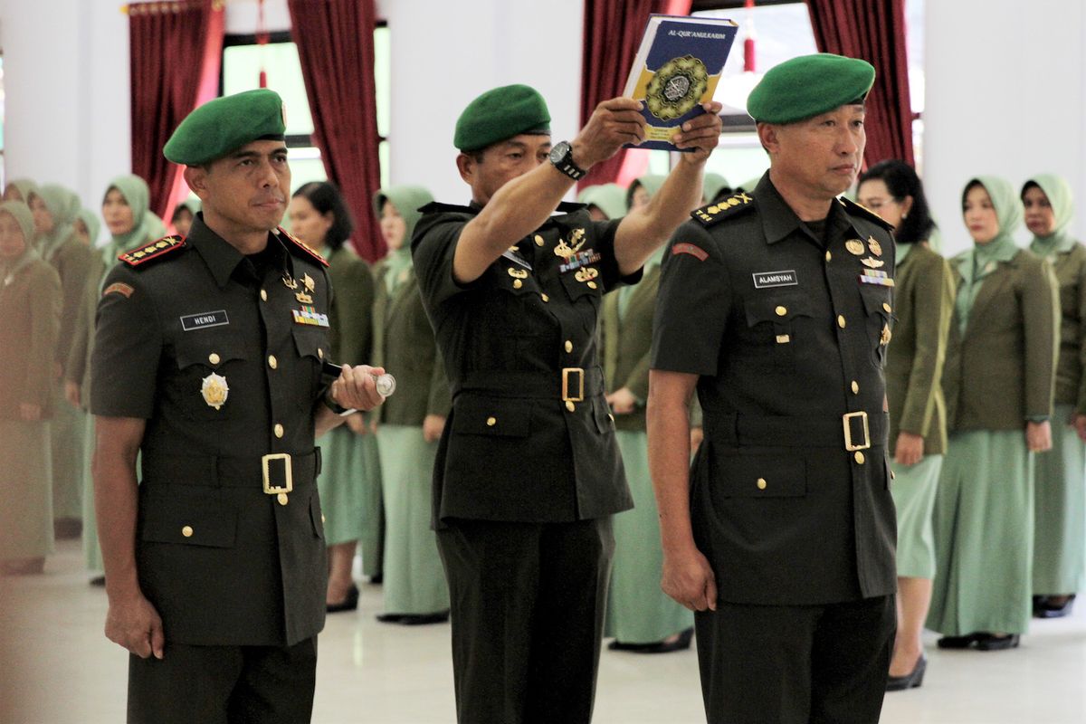 Kolonel Kav Hendi Suhendi (kiri) menyaksikan Kolonel Inf Alamsyah (kanan) diambil sumpahnya sebagai Komandan Kodim 1417 Kendari saat upacara serah terima jabatan di Aula Tamalaki Korem 143 Haluoleo, Kendari, Sulawesi Tenggara, Sabtu (12/10/2019). Upacara sertijab tersebut dipimpin langsung Komandan Korem 143 Haluoleo Kolonel Inf Yustinus Nono Yulianto dan dihadiri Panglima Komando Daerah Militer (Kodam) XIV Hasanuddin Mayjen TNI Surawahadi. ANTARA FOTO/Jojon/ama.
