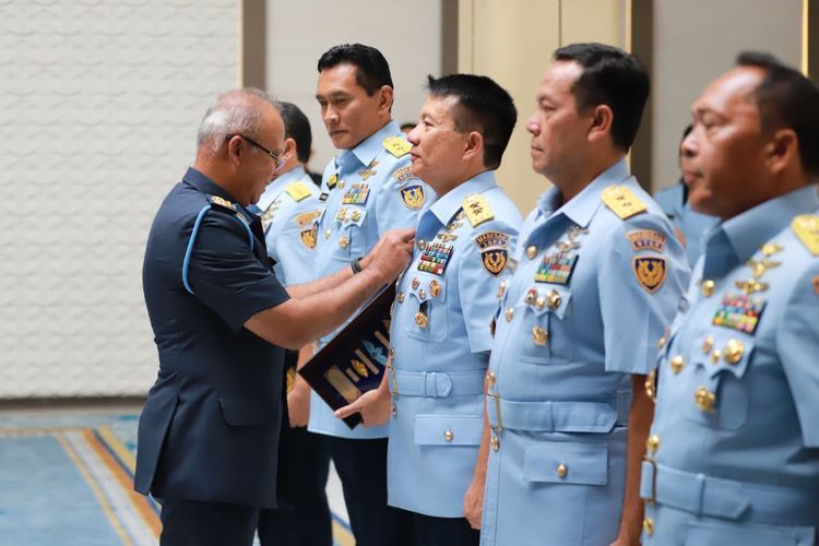 Malaysian Air Force Chief Awards Honorary Pilot Wings to 5 TNI AU Officers