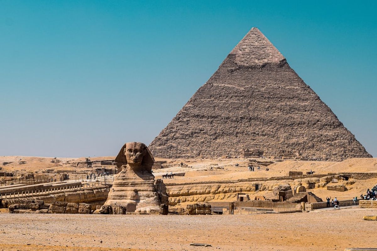 Piramida Giza. Piramida terbesar yang pernah dibangun. Bagaimana orang Mesir kuno membangun piramida ini, ternyata studi menemukan bahwa ada andil alam, yakni Sungai Nil dalam pembangunan priramida tersebut.
