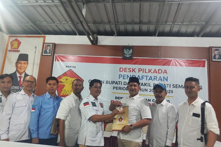 Bayu Prasetyo Nugroho mengembalikan formulir bakal calojln bupati-wakil bupati di Desk Pilkada Partai Gerindra Kabupaten Semarang