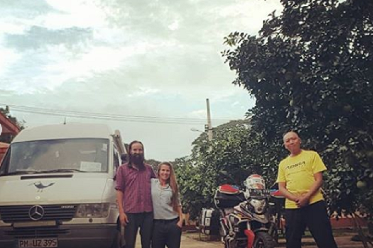Gunadi saat bertemu dengan sepasang penjelajah asal Jerman di Myanmar. Gunadi adalah biker Indonesia yang sedang dalam misi mencapai Himalaya.