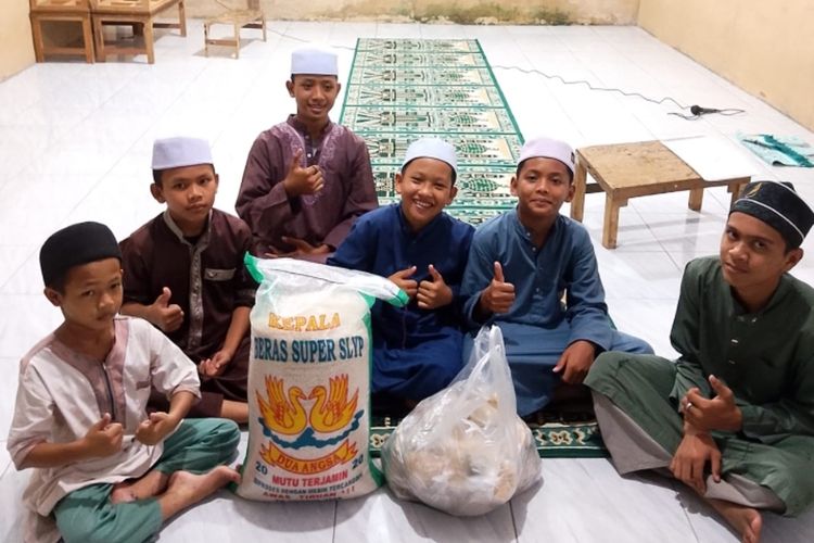 Santri di Ponpes Nurul Musthofa Tahfidz Quran di Desa Batang Kulim, Kecamatan Pangkalan Kuras, Kabupaten Pelalawan, Riau, Selasa (21/10/2025).