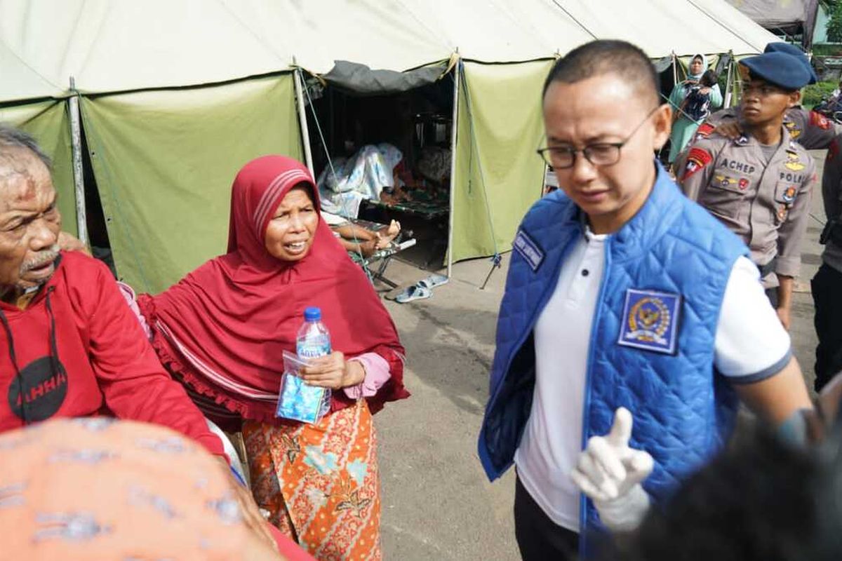 Wakil Ketua Komisi VII DPR RI Eddy Soeparno yang juga Sekjen DPP PAN Eddy Soeparno saat meninjau lokasi pengungsian warga terdampak gempa bumi di Cianjur, Jawa Barat, Selasa (22/11/2022).