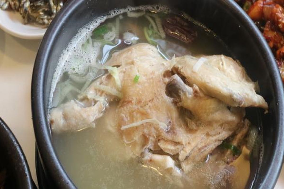 Samgyetang atau sup ayam gingseng dengan kurma khas Korea Selatan yang terkenal baik akan kesehatan. 