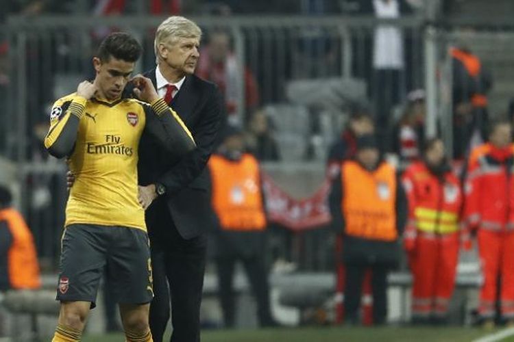 Manajer Arsenal, Arsene Wenger, mempersiapkan salah satu pemainnya, Gabriel Paulista, untuk menggantikan Laurent Koscielny yang cedera saat menghadapi Bayern Muenchen dalam laga pertama babak 16 besar Liga Champions. Laga ini digelar di Allianz Arena pada Rabu (15/2/2017) waktu setempat.