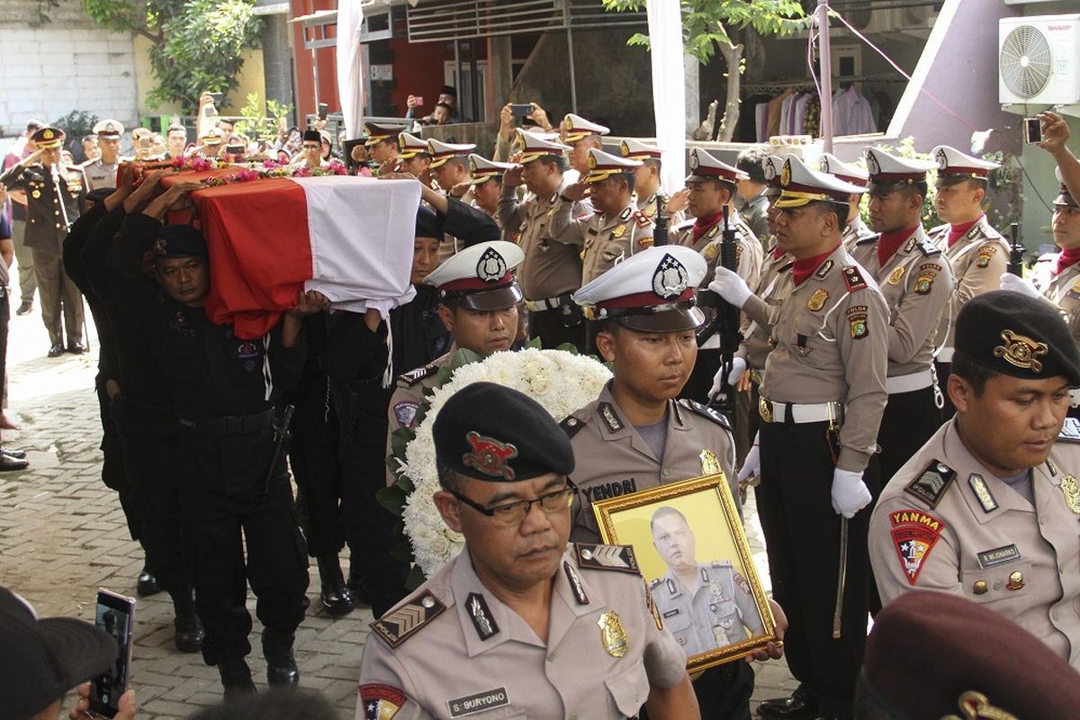 Personel kepolisian membawa jenazah Bripka Rahmat Effendy untuk dimakamkan di Rumah Duka Tapos, Depok, Jawa Barat, Jumat (26/7/2019). Bripka Rahmat Effendy tewas setelah ditembak sesama anggota polisi Bripda RT di Polsek Cimanggis Depok. ANTARA FOTO/Asprilla Dwi Adha/wpa/pras.