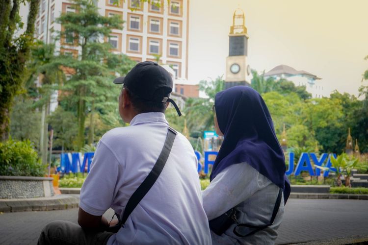 Orangtua antar anak ikut UTBK SNBT di UB tahun 2026.
