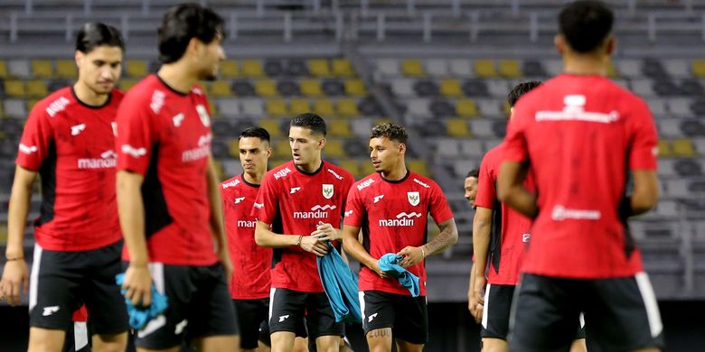 Jelang laga FIFA Matchday pemain timnas Indonesia senior Justin Hubner menjalani ofisial training di Stadion Gelora Bung Tomo Surabaya, Jawa Timur, Kamis (4/9/2025) malam. 