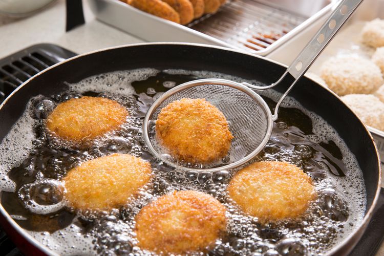 Makanan yang digoreng dapat meningkatkan kadar kolesterol.