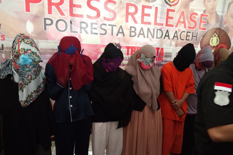 Personel Reskrim Polresta Banda Aceh membongkar praktik prostitusi online di Banda Aceh. Polisi menahan tujuh perempuan muda dan satu mucikari yang menjadi bagian dari sindikat prostitusi online.