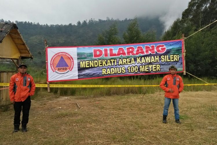 Badan Penanggulangan Bencana Daerah (BPBD) Banjarnegara memasang spanduk peringatan di sejumlah titik di sekeliling Kawah Sileri, Jumat (7/7/2017).