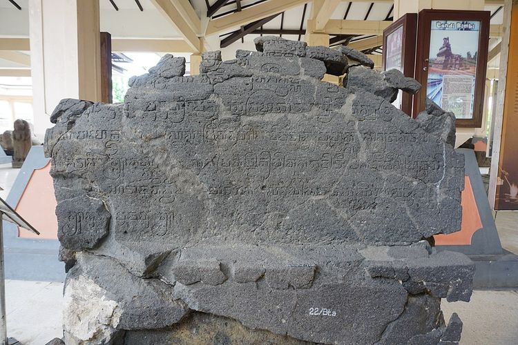 Prasasti Camundi yang tertulis pada bagian belakang Arca Camundi di Museum Trowulan, Mojokerto.