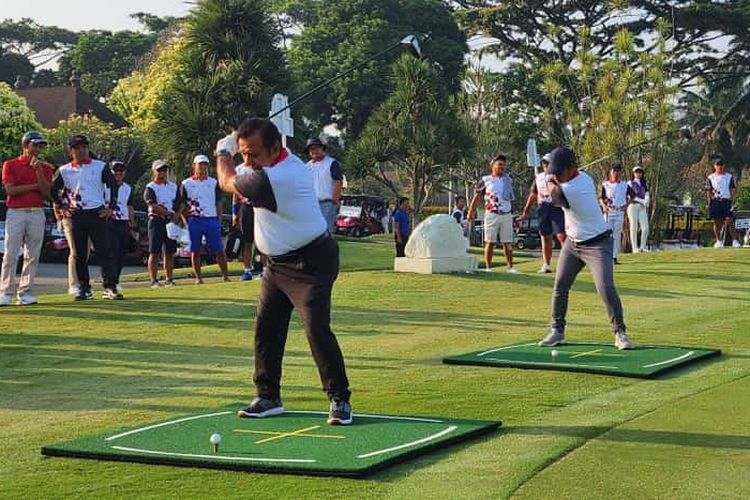 Ketua Umum PB PGI Yapto Soerjosoemarno dan CTO Privy, Guritno Adi Saputra, melakukan pukulan tee off menandakan berlangsungnya turnamen Privy Golf Point (PGP) 2nd Tournament 2023 di Bogor Raya Golf Club, Bogor, Jawa Barat, Kamis (31/8/2023).