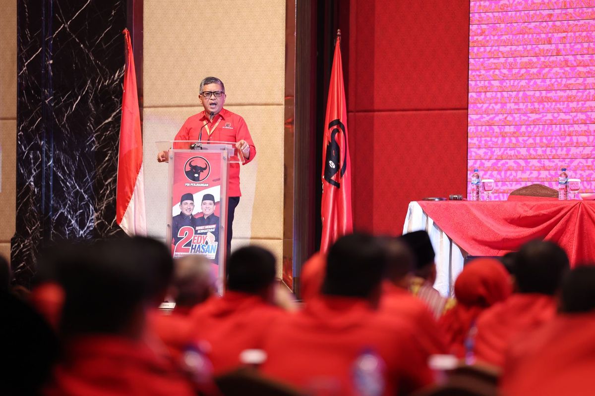 Sekretaris Jenderal PDI-P Hasto Kristiyanto dalam Rapat Kerja Daerah Khusus (Rakerdasus) Pilkada 2024 di Medan, Sumatera Utara, Minggu (6/10/2024).