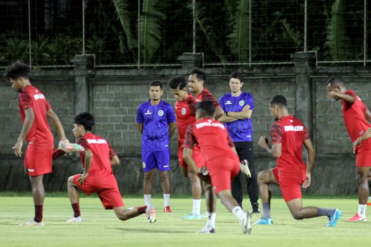 Pelatih Timnas Timor Leste memimpin latihan persiapan ujicoba FIFA Matchday di Stadion Gelora Samudra Kuta, Bali, Rabu (26/1/2022) sore.