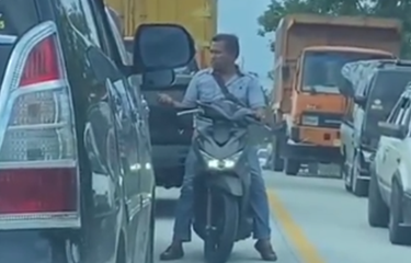 Tangkapan layar video bernarasi aksi pemalakan dengan dalih meminta sumbangan di Jalan Raya Sumbar-Riau, tepatnya di Kabupaten Lima Puluh Kota.