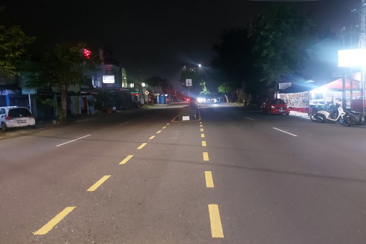 Kondisi jalan nasional di Kabupaten Cilacap, Jawa Tengah, saat malam hari.