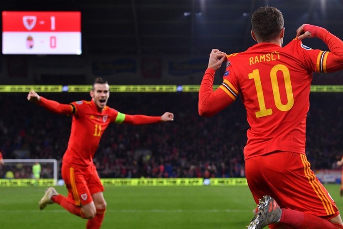 Kapten timnas Wales, Gareth Bale (kiri), merayakan gol Aaron Ramsey pada pertandingan Wales vs Hungaria dalam lanjutan kualifikasi Euro 2020 di Stadion Cardiff City, 19 November 2019. 