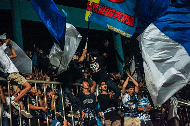 Suporter fanatik Persib Bandung, Bobotoh, hadir ke Stadion Maguwoharjo dalam laga PSS Sleman vs Persib Bandung, Jumat (19/8/2022) malam WIB.