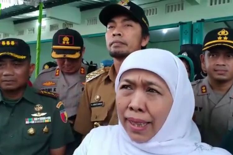 Gubernur Jawa Timur, Khofifah Indar Parawansa memberikan pernyataan terkait positifnya dua WNI terjangkit virus corona disela-sela kunjungan kerjanya di Desa Pule, Kecamatan Sawahan, Kabupaten Madiun